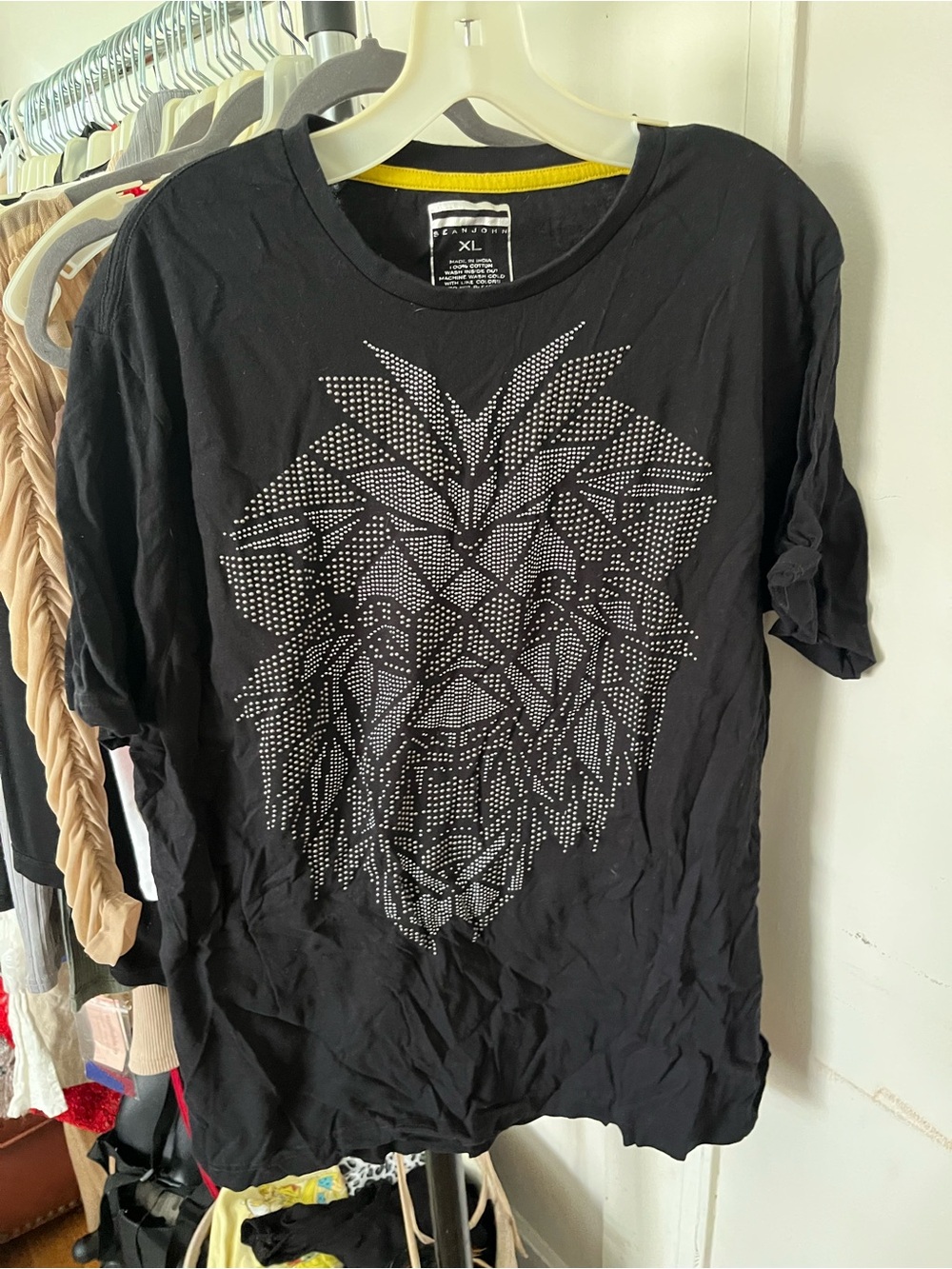 Sean John Black Short‑Sleeve T‑Shirt with Silver Studded Lion Graphic